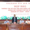 Заместитель секретаря Ханойского горкома КПВ Дао Дык Тоан (стоит) выступает на брифинге для прессы (Фото: ВИА)