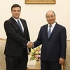 Премьер-министр Нгуен Суан Фук (справа) и посол Израиля Надав Эшкар на встрече в Ханое 7 октября (Фото: ВИА)