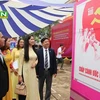 Посетители выставки плакатов, открывшейся 9 октября в провинции Дакнонг (Фото: baodaknong.org.vn)