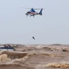 Вертолет со спасателями выполняет спасательные работы для членов экипажа Vietship 01 (Фото: ВИА)