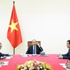 Премьер-министр Нгуен Суан Фук (в центре) (Источник: ВИА)