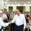 Премьер-министр Нгуен Суан Фук приветствует избирателей Хайфона на встрече 13 октября (Фото: ВИА)