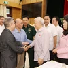 Генеральный секретарь ЦК КПВ, президент Нгуен Фу Чонг (второй справа) приветствует избирателей Ханоя на встрече 14 октября (Фото: ВИА)