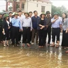 Вице-президент Данг Тхи Нгок Тхинь 13 октября посетила жителей районов Летуи и Куангнинь в центральной провинции Куангбинь, которые в последние дни сильно пострадали от сильных наводнений. (Фото: ВИА)