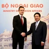 Министр иностранных дел и торговли Венгрии Петер Сийярто (слева) во время визита во Вьетнам в 2016 г. (Фото: ВИА)