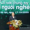 Премьер-министр Нгуен Суан Фук выступает на благотворительной программе 17 октября (Фото: ВИА)