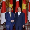 Премьер-министр Нгуен Суан Фук с премьер-министром Японии Суга Ёсихидэ в штаб-квартире правительства. (Фото: ВИА)