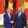 Премьер-министр Нгуен Суан Фук (справа) и премьер-министр Японии Суга Йошихидэ (Фото: ВИА)