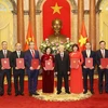 Генеральный секретарь ЦК КПВ, Нгуен Фу Чонг (пятый справа) и новые аккредитованные послы на церемонии в Ханое 21 октября (Фото: ВИА)
