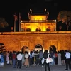 Вечером посетители стоят перед Зоан Мон (главные ворота) императорской цитадели Тханглонг (Фото: ВИА)