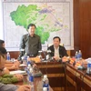 Заместитель премьер-министра Чинь Динь Зунг (стоит) выступает на заседании руководящего комитета по реагированию на ураган “Молаве” в городе Дананг 27 октября (Фото: ВИА)