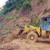 Ведется расчистка дороги, чтобы позволить силам добраться до участков оползней в районе Намчами, центральная провинция Куангнам. (Фото: ВИА)
