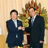 Секретарь секретарь парткома города Хошимина Нгуен Ван Нен (справа) и спикер НС Республики Корея Пак Бён Сок (Фото: ВИА) 
