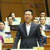Министр информации и коммуникаций Нгуен Ман Хунг выступает на заседании вопросов и ответов в Национальном собрании (НС) 14-созыва (Фото: ВИА)