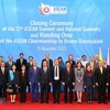Премьер-министр Нгуен Суан Фук (шестой слева, в первом ряду) представляет фотографию с делегатами церемонии закрытия 37-го саммита АСЕАН и связанных с ним встреч (Источник: ВИА)