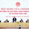 Премьер-министр Нгуен Суан Фук (стоит) и официальные лица на конференции по вопросам создания, совершенствования законодательства и правоприменения 24 ноября (Фото: ВИА)