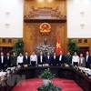 Премьер-министр Нгуен Суан Фук (6-й справа) и другие члены национального руководящего комитета по кибербезопасности на первом заседании 24 ноября (Фото: ВИА)