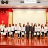 Samsung Vietnam награждает стипендиями 135 выдающихся студентов, изучающих корейский язык. (Фото любезно предоставлено Samsung)