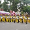 Более 500 женщин и девушек в аозай (вьетнамская традиционная одежда) присоединяются к параду в Ханое. (Фото: ВИА)