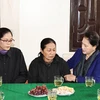 Председатель Национального собрания (НС) Нгуен Тхи Ким Нган (первая справа) посещает семью погибшего Нгуен Кань Кыонга в общине Нгилиен города Винь, провинция Нгеан, 30 ноября (Фото: ВИА)