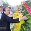 Премьер-министр Нгуен Суан Фук возложил венок покойному президенту Ле Дык Аню в Доме культуры (Источник: ВИА)
