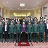 Председатель Национального собрания Нгуен Тхи Ким Нган и офицеры военного округа №4 позируют для группового фото. (Фото: ВИА)