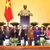 Председатель Национального собрания Нгуен Тхи Ким Нган вручает подарки делегатам 2-го национального съезда этнических меньшинств. (Фото: ВИА)
