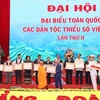 Выдающиеся коллективы и отдельные лица получают награды партии и государства на 2-м национальном съезде этнических меньшинств Вьетнама 4 декабря (Фото: ВИА)