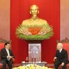 Генеральный секретарь КПВ, президент Нгуен Фу Чонг (справа) принимает премьер-министра Лаоса Тонглуна Сисулита. (Фото: ВИА)