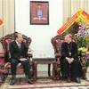Постоянный заместитель премьер-министра Чыонг Хоа Бинь (слева) поздравляет архиепископа епархии Ханоя Джозефа Ву Ван Тхиена с Рождеством (Фото: ВИА)