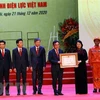 Вице-президент Данг Тхи Нгок Тхинь присвоил компании Electricity of Vietnam (EVN звание “Герой труда в обновлении” в знак признания ее вклада в национальное социально-экономическое развитие. (Фото: ВИА)