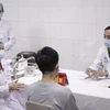 Военно-медицинская академия делает укол вакцины Nanocovax одному из 17 добровольцев (Фото: ВИА)