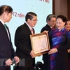 Председатель Национального собрания Нгуен Тхи Ким Нган вручает Ордена труда лицам, которые внесли важный вклад в повышение качества и эффективности работы НС (Фото: ВИА)