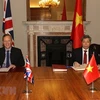 Посол Великобритании во Вьетнаме Гарет Уорд (слева) и посол Вьетнама в Великобритании Чан Нгок Ан подписывают UKVFTA (Источник: ВИА)