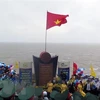 Церемония поднятия флага на берегу Восточного моря. (Фото: Суан Чиеу/ВИА)
