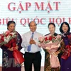 Премьер-министр Нгуен Суан Фук вручает цветы женщинам-депутатам Национального собрания. Вьетнам нацелен на 60% женщин, занимающих ключевые должности в государственных органах управления к 2025 году. (Фото: ВИА)