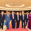 Генеральный секретарь ЦК КПВ, президент Нгуен Фу Чонг (третий справа в первом ряду), премьер-министр Нгуен Суан Фук (третий слева) и председатель Национального собрания Нгуен Тхи Ким Нган (первая справа) присутствовали на собрании 6 января. (Фото: ВИА)