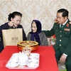 Визит председателя Национального собрания Нгуен Тхи Ким Нган (слева) и заместителя председателя НС генерала До Ба Ти и вручение подарков вьетнамской матери-героине Чин Ти Тин (Фото: ВИА)