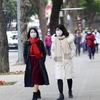 Ханойцы в масках гуляют у озера Хоанкьем (Фото: ВИА)