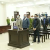 Бывший министр промышленности и торговли Ву Хай Хоанг (в первом ряду, первый слева) и некоторые другие обвиняемые на суде 7 января до его переноса (Фото: ВИА) 