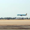 Первый рейс приземлился на новой взлетно-посадочной полосе 25R / 07L в аэропорту Таншоннят в 15ч5 10 января 2021 г. (Фото: Тиен Лык/ВИА)