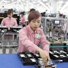 Женщина работает на конвейере по сборке смартфонов в высокотехнологичном комплексе Samsung в северной провинции Тхайнгуен. Иллюстративное фото. (Источник: ВИA) 