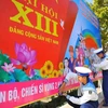 Солдаты ВМФ развешивают плакат, приветствующий XIII всевьетнамский съезд КПВ (Фото: ВИА)