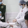 Медицинские работники готовятся вводить Nanocovax добровольцам (Фото: ВИА)