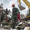 Спасатели ищут пострадавших после землетрясения в Западном Сулавеси, Индонезия, 17 января 2021 г. (Фото: Синьхуа / ВИА)