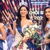 Ле Тхи Тыонг Ви, победительница конкурса Мисс Университета Вьетнама-2020, и два серебряных призера (Фото: thanhnien.vn)