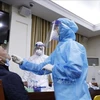 Медицинский работник берет образец у репортера для тестирования на COVID-19 (Фото: ВИА)