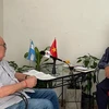 Генеральный секретарь Коммунистической партии Аргентины Виктор Городеки Кот (слева) дает интервью (Фото: ВИА)