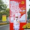 Милиционер стоит рядом с плакатом о XIII всевьетнамском съезде КПВ (Фото: ВИА)