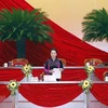 Член Политбюро, председатель Национального собрания Нгуен Тхи Ким Нган представила список членов Президиума, Секретариата и Комисии по проверке статуса делегатов на одобрение съездом. (Фото: ВИА)